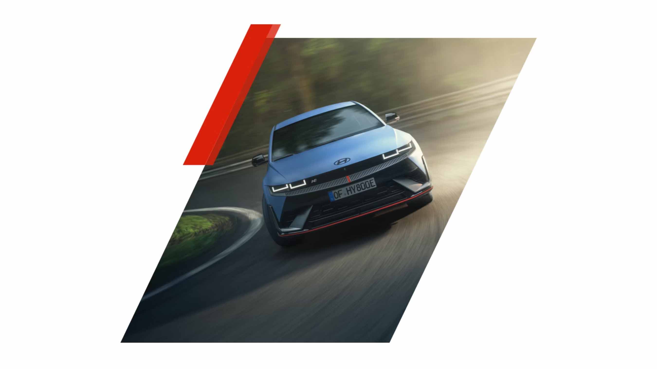 . Vue de face de IONIQ 5 N tout électrique roulant dans un virage. Une prédatrice dynamique dans les virages. 